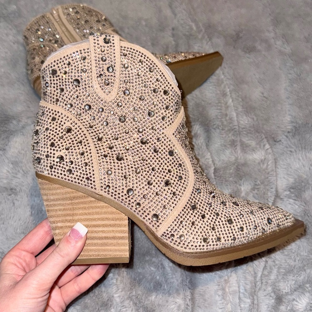 Very G ~ taupe blingy rhinestone boots 👢 ~ brand new ~ never worn! 🆕 size 6